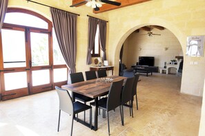 Casa família, vários quartos (Nirvana Gozitan Villa & Pool) | Opções para refeição