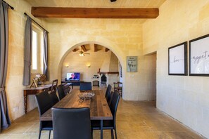 Familiehus, flere soverom (Nirvana Gozitan Villa & Pool) | Spiseområde