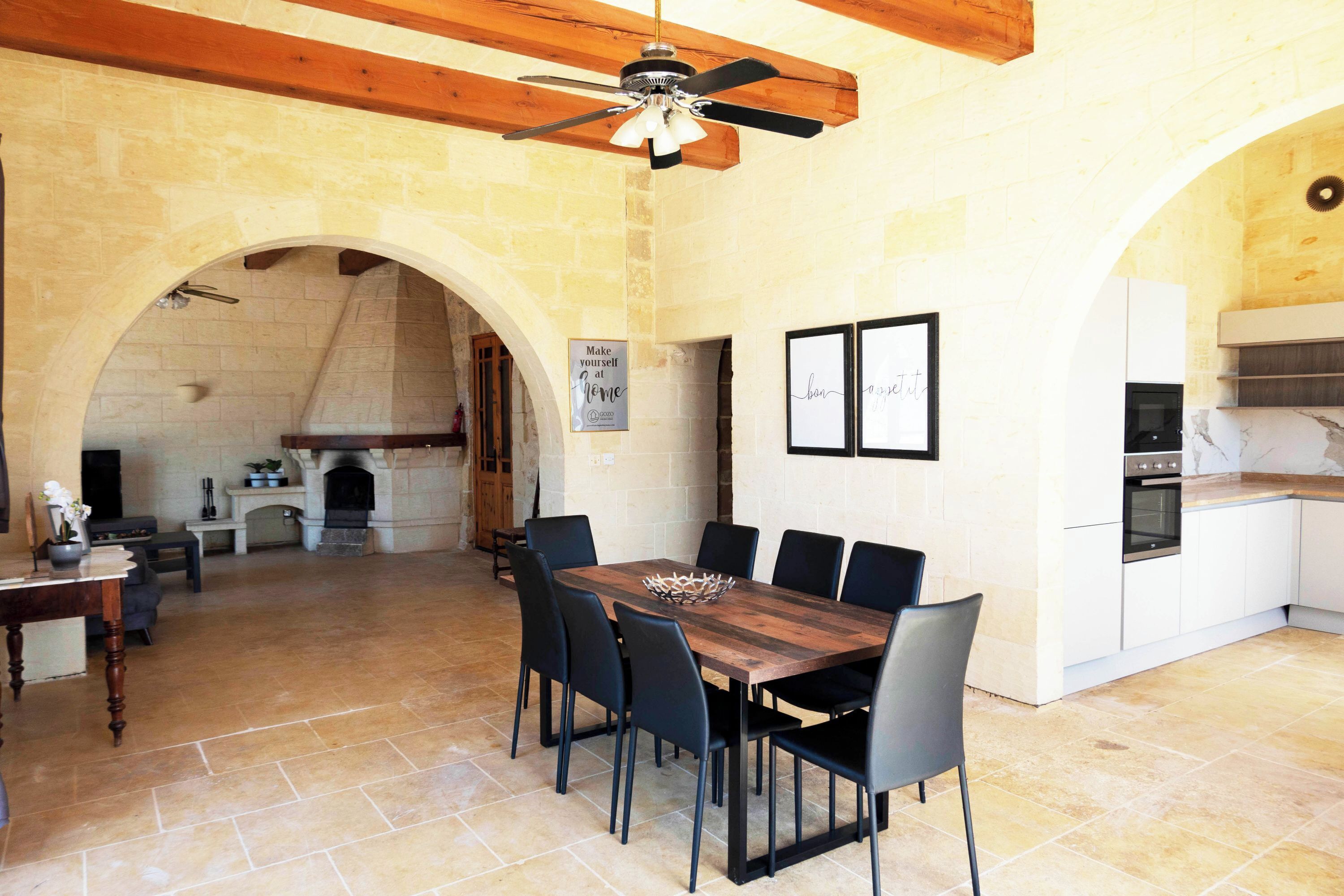 Familie huis, meerdere slaapkamers (Nirvana Gozitan Villa & Pool) | Dineren