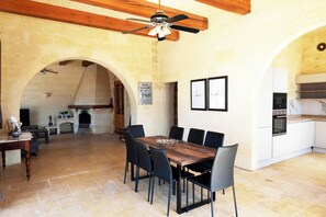 Maison Familiale, plusieurs chambres (Nirvana Gozitan Villa & Pool) | Restauration