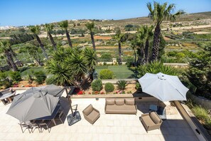 Outdoor dining - Nirvana Gozitan Villa & Pool (Qala)