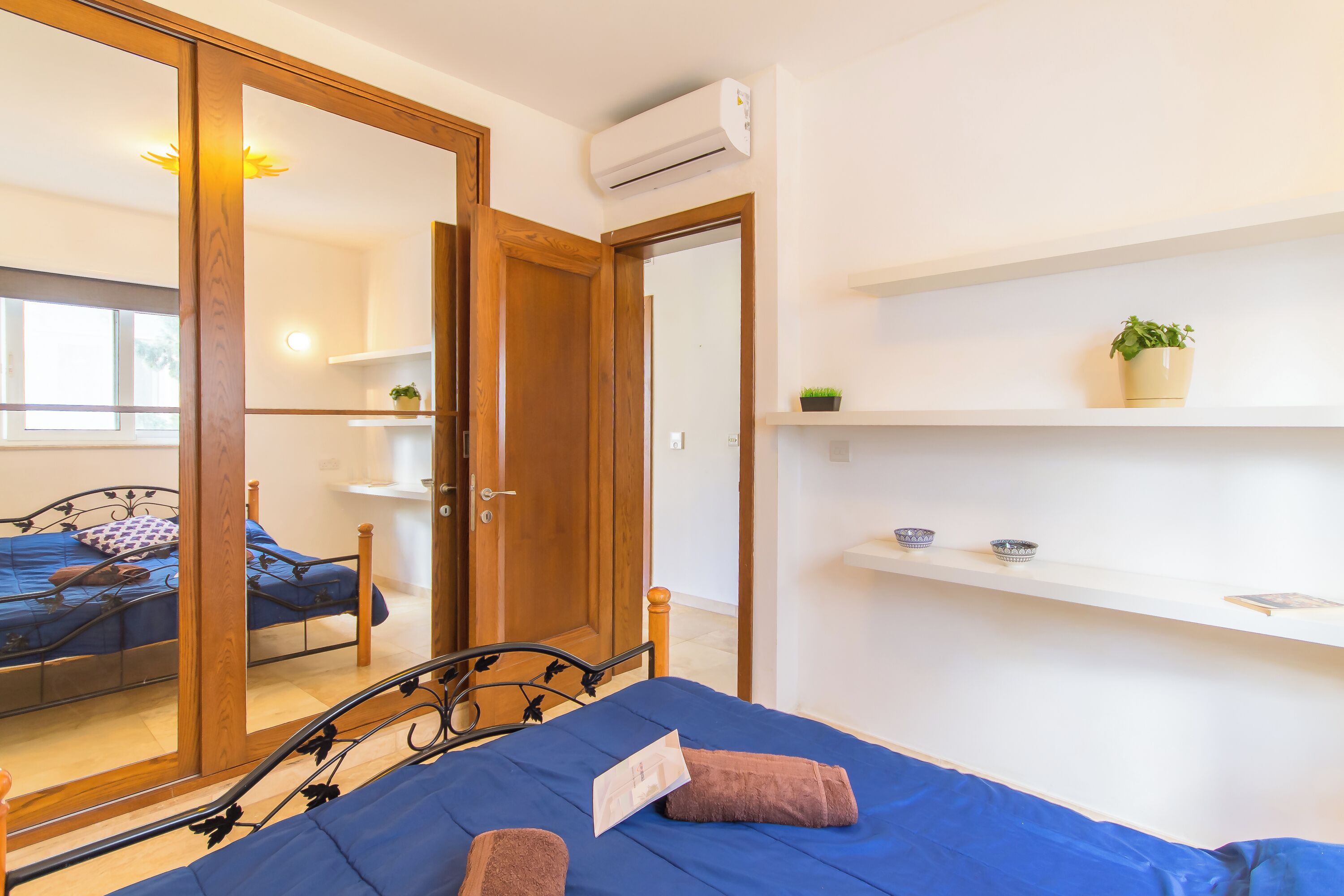 Family Apartment, Multiple Bedrooms, 2 Bathrooms (Seaview Pool Dolmen Apt St Paul's Bay) | 3 bedrooms, bed sheets