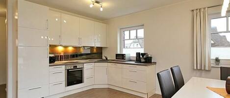 Køleskab, mikrobølgeovn, kogeplade, opvaskemaskine