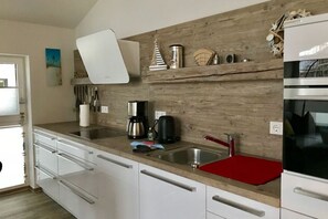 Frigorifero, microonde, forno, piano cottura