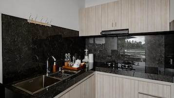 Villa | Cocina privada | Tetera eléctrica y comedor