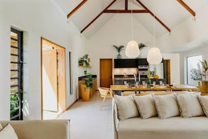 Een modern interieur met een eethoek, keuken en een bank.