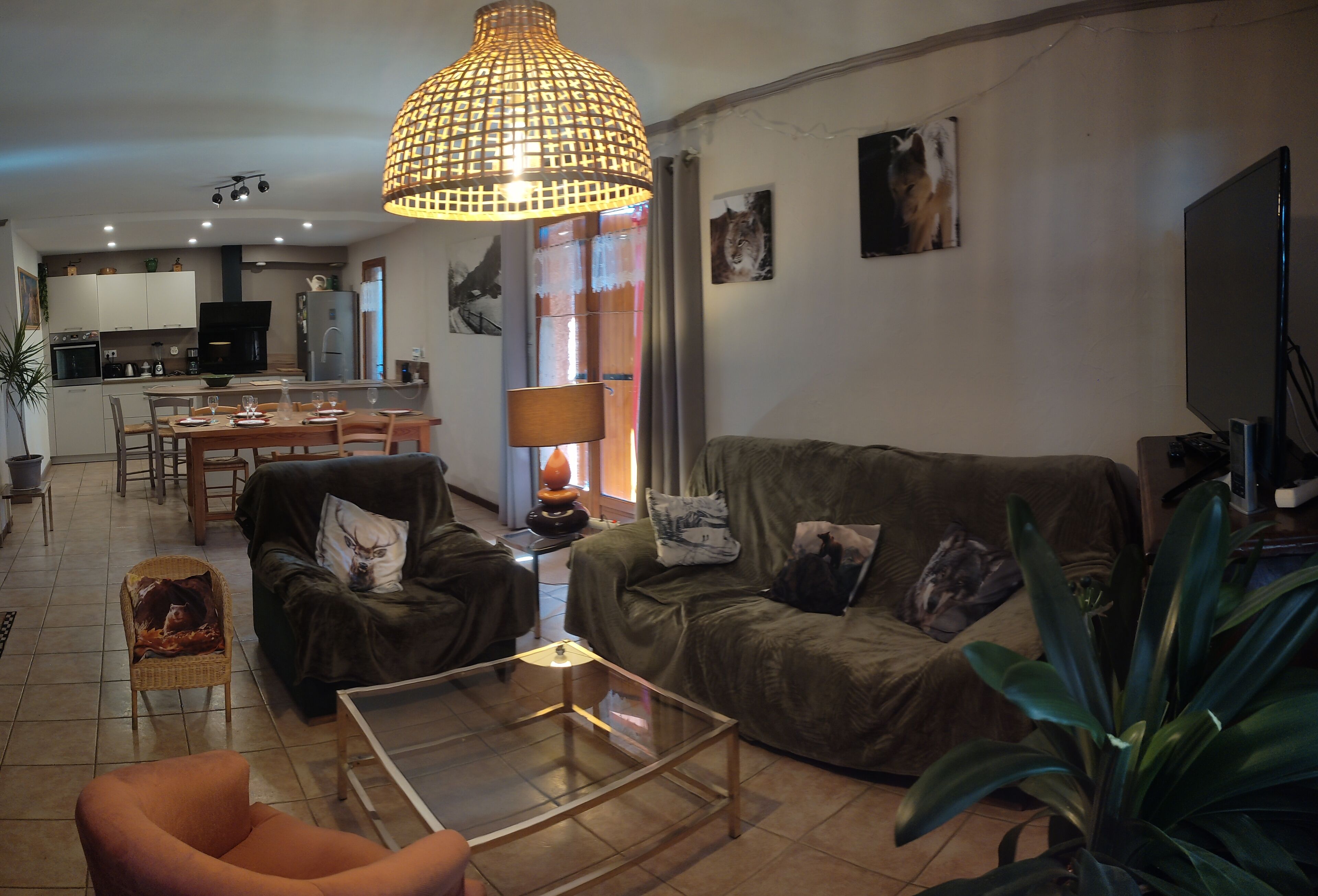 Un salon moderne avec un canapé, un fauteuil et une table basse.