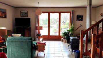 Televisie, een open haard, een dvd-speler en boeken