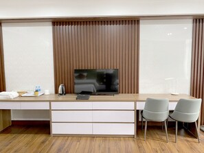 Deluxe-Doppelzimmer zur Einzelnutzung | Wohnbereich | 32-Zoll-Fernseher mit Premium-TV-Sendern