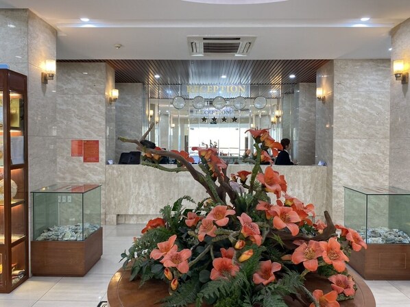 Reception - Nguyen Quyen Hotel (Hanoi)