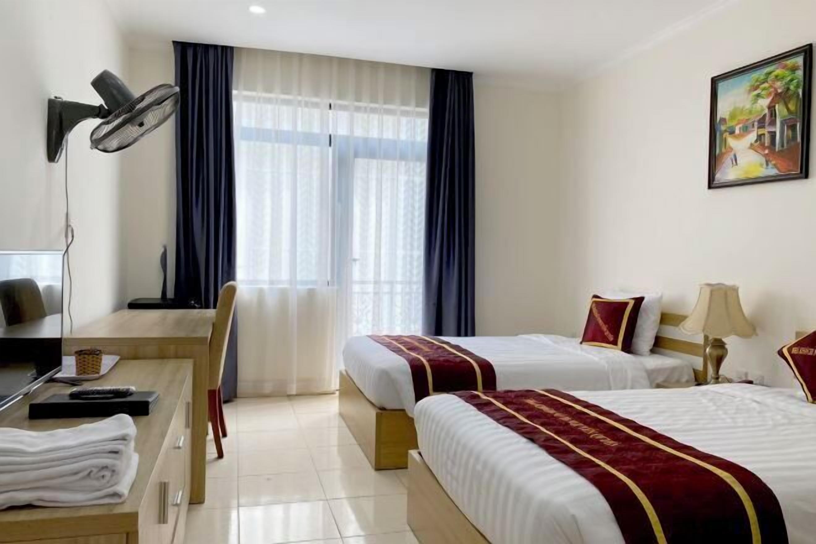 高档床上用品、客房内保险箱、特色家居、办公桌