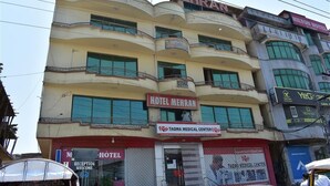 A multi-story building with a sign for Hotel Mehran and a medical center. - Mehran Hotel (Rawalpindi)