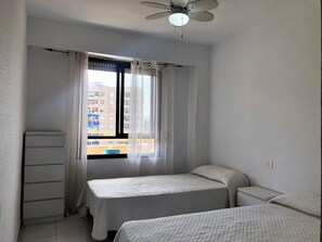 1 habitación, tabla de planchar con plancha y wifi
