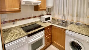 Coffee/tea maker, fridge, microwave, oven - Vistamar Holiday Apartment Ref 021 (Orpesa)