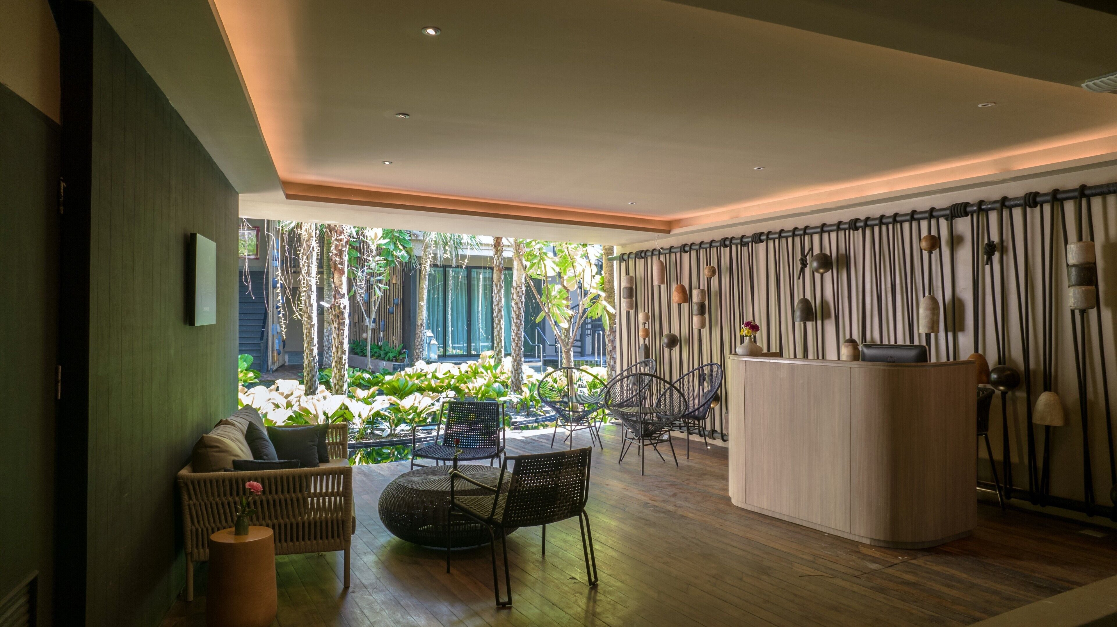 Un interior moderno con comedor, asientos y vistas al exterior.