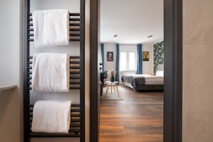 1 habitación, escritorio y espacio para trabajar con laptop