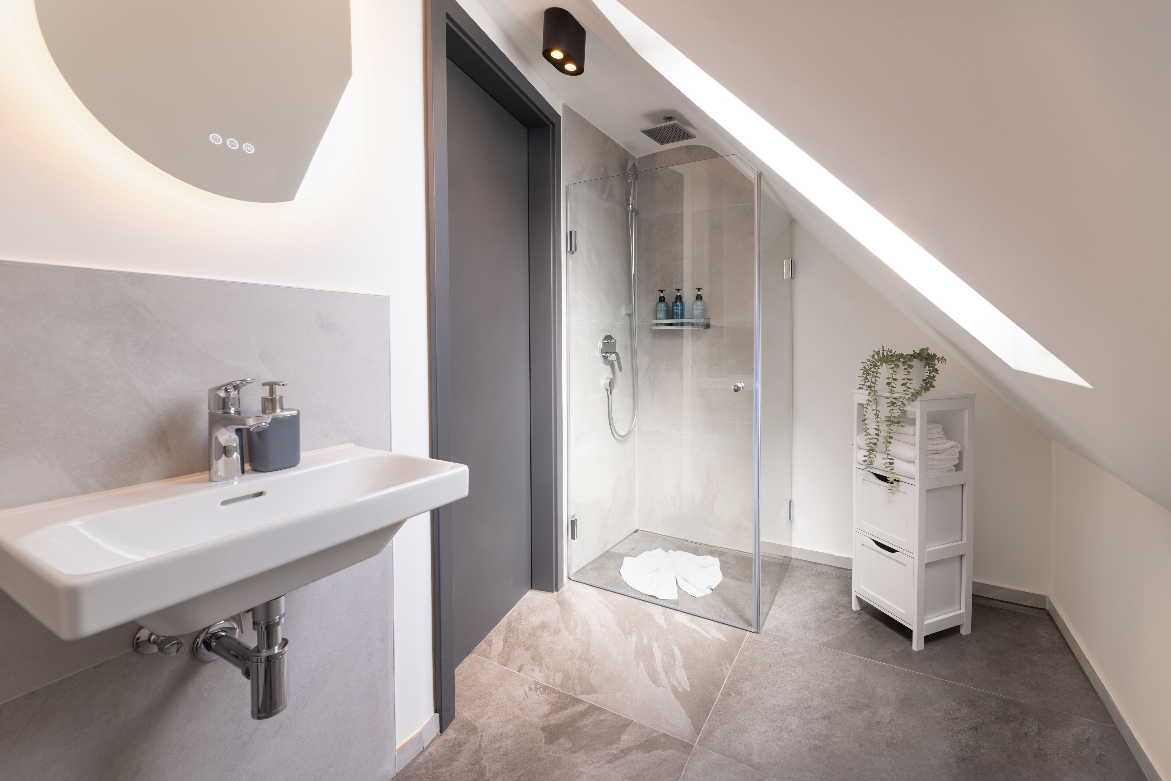Comfort Apartment | Badkamer | Een haardroger, handdoeken, zeep, shampoo
