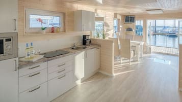 Kühlschrank, Mikrowelle, Herdplatte, Wasserkocher mit Kaffee-/Teezubehör