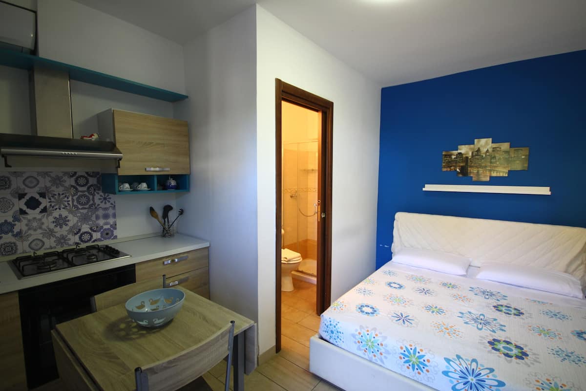 Classic Studio, Patio, Courtyard View | 1 bedroom, WiFi, bed sheets