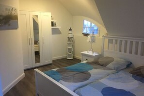 3 chambres, fer et planche à repasser, lit de bébé portatif