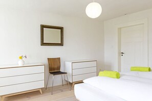 4 bedrooms, iron/ironing board, free WiFi, bed sheets
