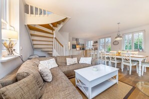 Smart-TV, peis, DVD-spiller og bøker