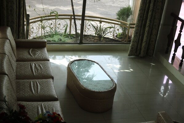 Lobby sitting area - Islamabad View Hotel Murree (Murree)