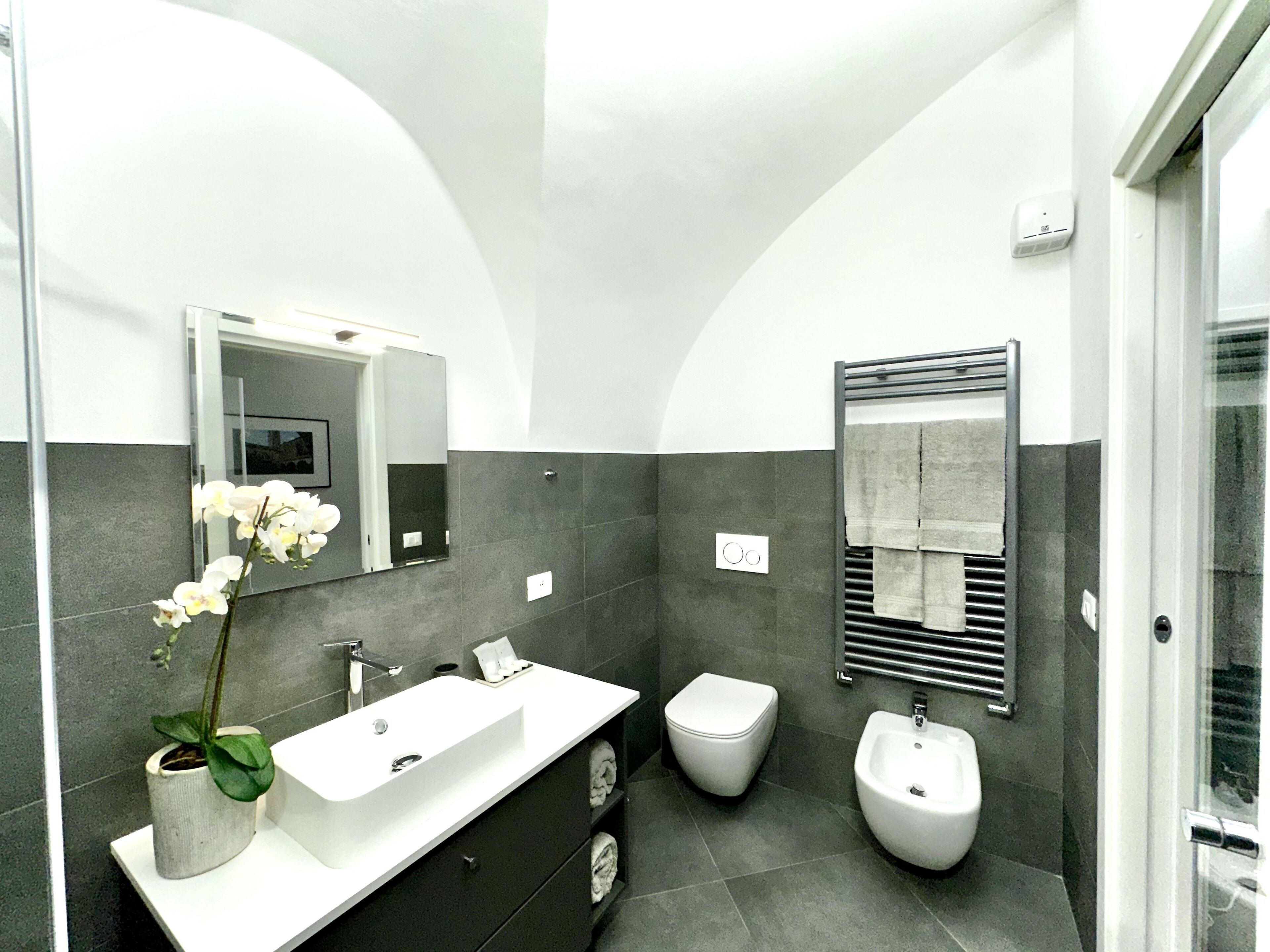 Een douche, een haardroger, een bidet, handdoeken