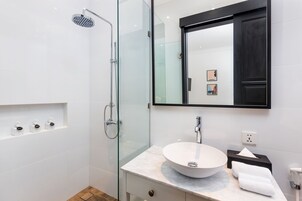 Comfort Villa, Pool View | Bathroom | Shower, rainfall showerhead, bidet, towels
