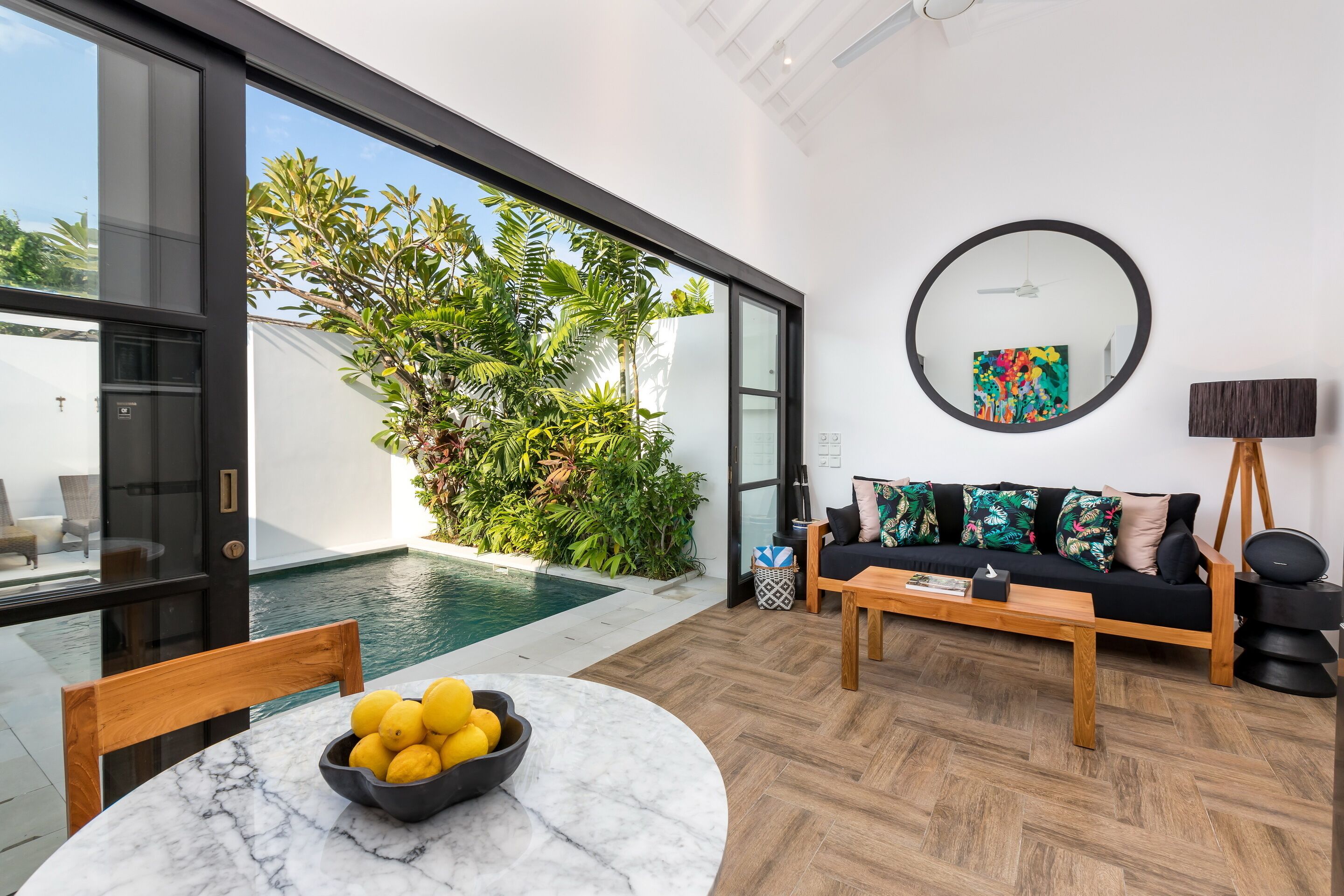 Villa – comfort, bassengutsikt | Oppholdsområde | En 32-tommers LCD-TV med kabel-kanaler