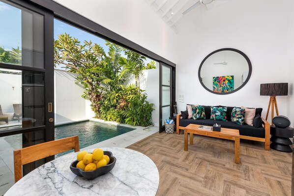 Villa Comfort - utsikt mot poolen | Vardagsrum | 32-tums LCD-tv med kabelkanaler