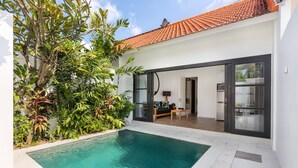 A modern house with a swimming pool, a kitchen, and a dining area. - Villa Jabula  (Seminyak)