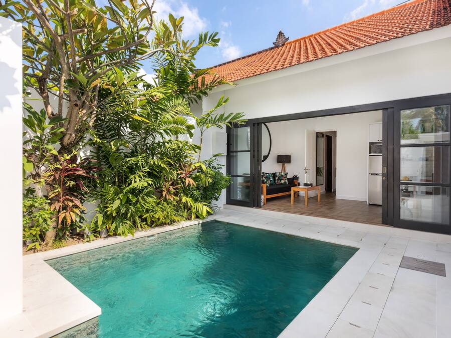 Una piscina al aire libre, sillones reclinables de piscina