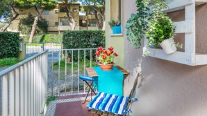 A balcony with a table, chairs, and potted plants. - Casa e mare by Interhome (Cecina)