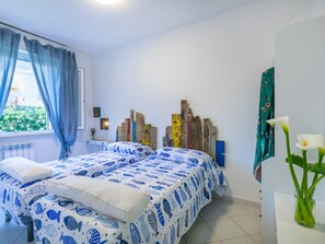 2 bedrooms, iron/ironing board, WiFi