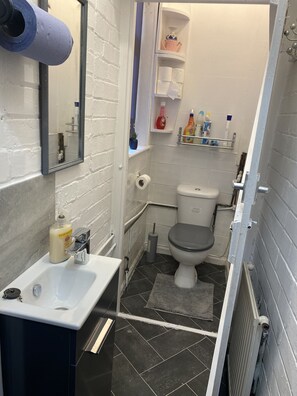 Hair dryer, towels, soap, shampoo - Newtons Lodge: Cosy 3-Bed Home, Cul-de-Sac, Free Parking, NTU & QMC Nearby (Nottingham)