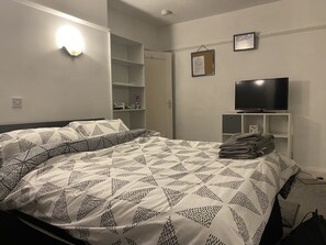 3 bedrooms, desk, iron/ironing board, free WiFi - Newtons Lodge: Cosy 3-Bed Home, Cul-de-Sac, Free Parking, NTU & QMC Nearby (Nottingham)