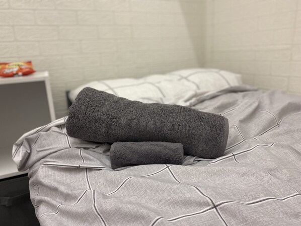 Hair dryer, towels, soap, shampoo - Newtons Lodge: Cosy 3-Bed Home, Cul-de-Sac, Free Parking, NTU & QMC Nearby (Nottingham)