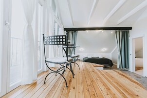 全景套房 | 客房内保险箱、特色家居、办公桌、免费 WiFi