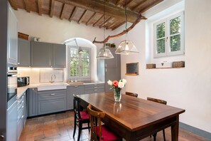 Fridge, microwave, oven, stovetop - Stunning private villa for 10 people with TV, pets allowed and panoramic view (Mirandola)