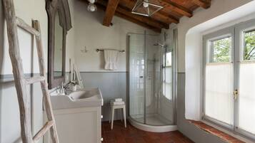 Doccia, asciugacapelli, bidet