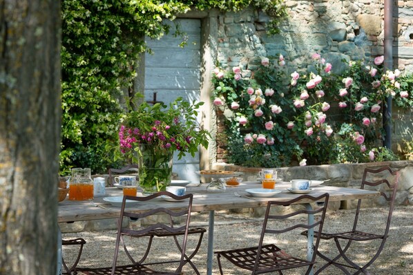 Outdoor dining - Stunning private villa for 10 people with TV, pets allowed and panoramic view (Mirandola)