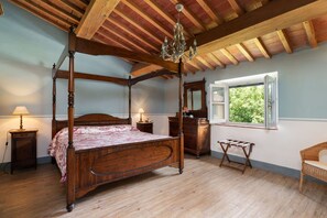 5 makuuhuonetta, silitysrauta/-lauta, vauvan matkasänky