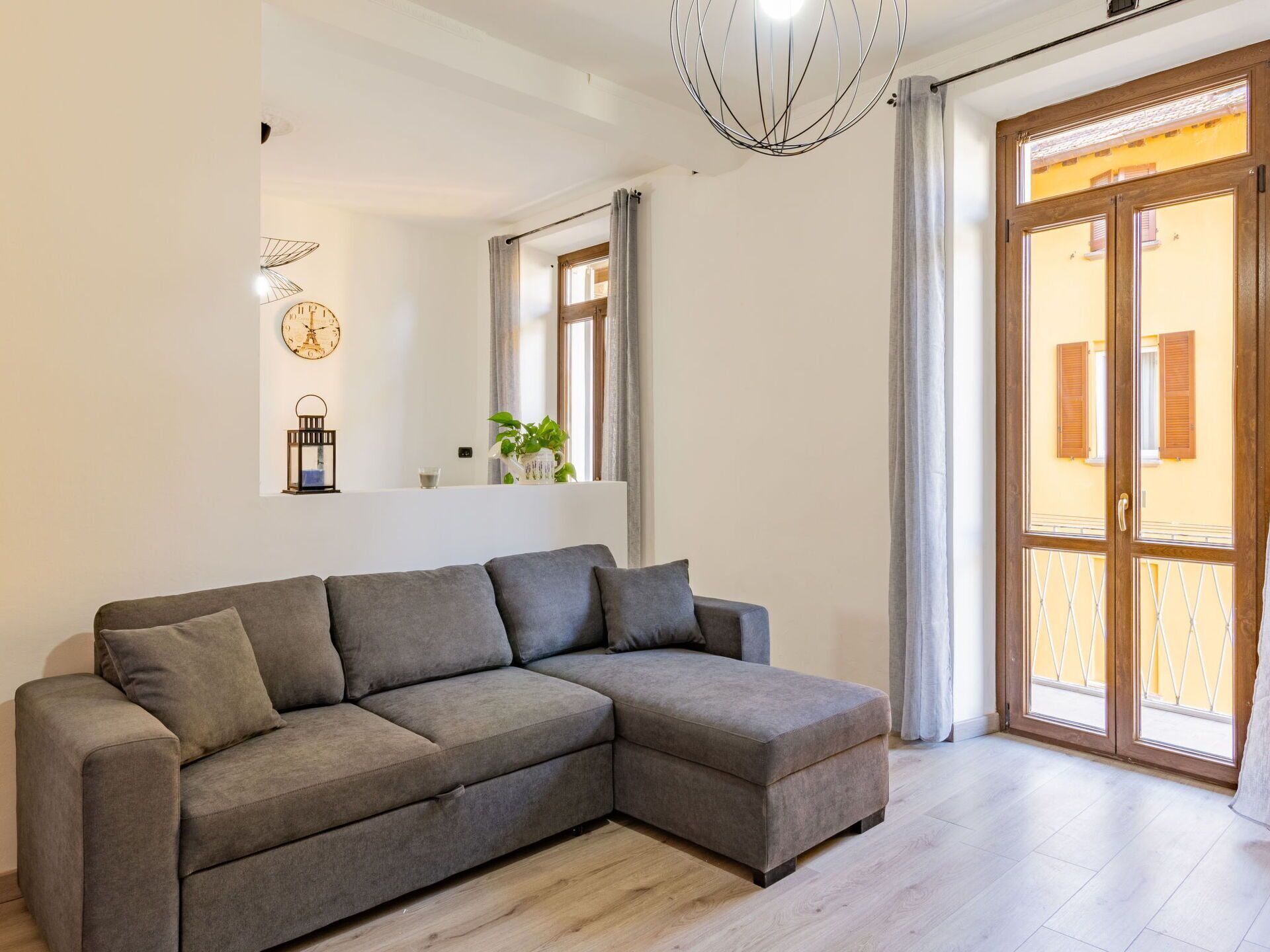 Canapé, Propriété, Meubles, Bois, Design Intérieur, Éclairage, Sol, Sol, Fenêtre, Salon