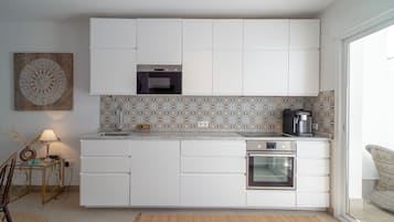 Een koelkast, een magnetron, een oven, een vaatwasser