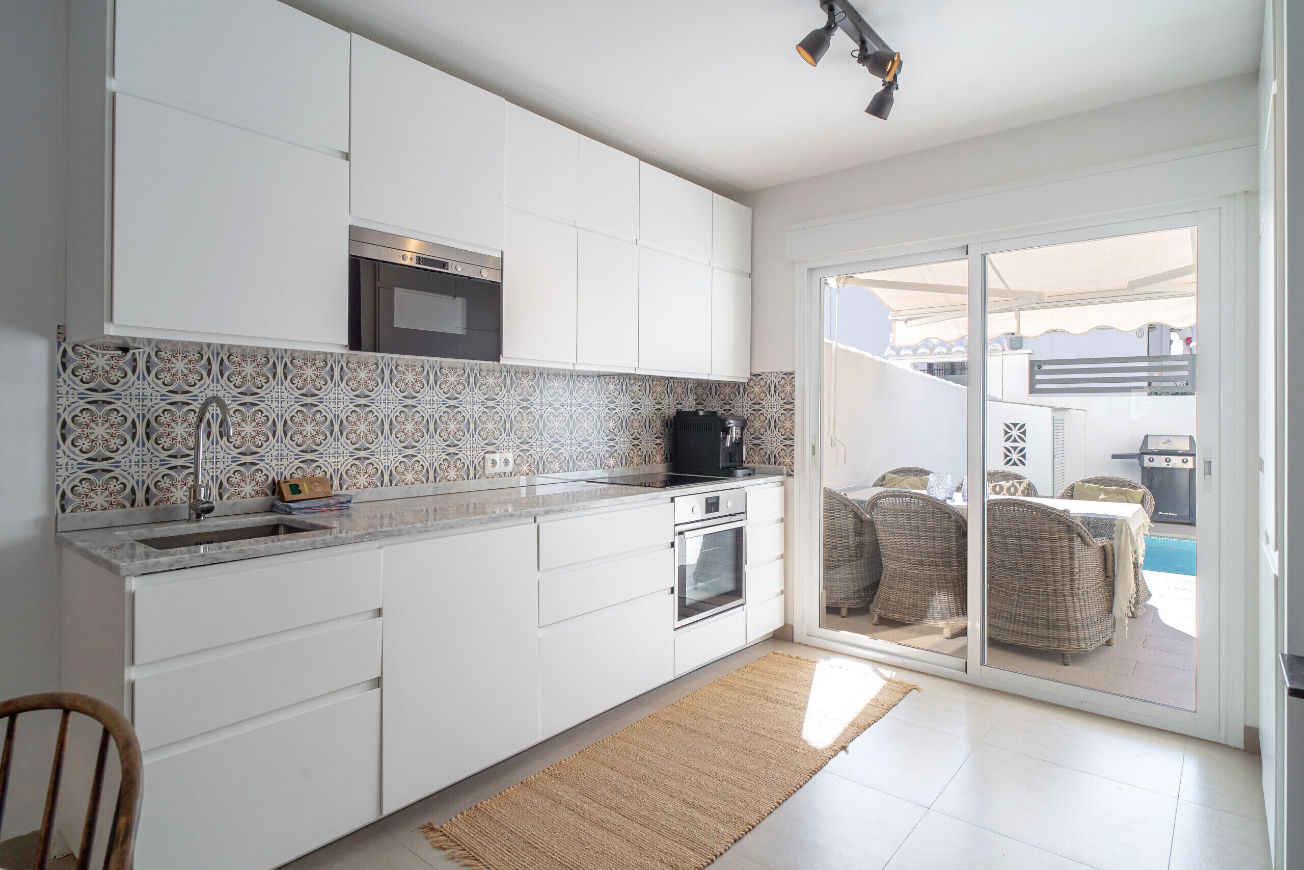 Een koelkast, een microgolfoven, een oven, een vaatwasser