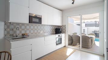 Een koelkast, een microgolfoven, een oven, een vaatwasser