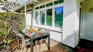 Outdoor dining - nur 100 m bis zum Strand, Zentrumsnahe Ferienwohnung - Villa Meernixe Fewo 10 (Ostseebad Binz)