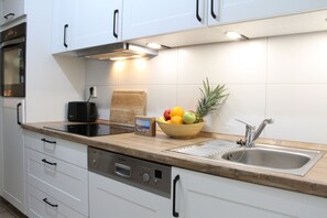 Kjøleskap, ovn, kokeplater og oppvaskmaskin