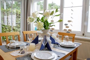 Dining - nur 100 m bis zum Strand, Zentrumsnahe Ferienwohnung - Villa Meernixe Fewo 10 (Ostseebad Binz)